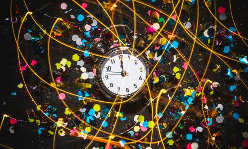 clock-with-spangles-black-table (1)